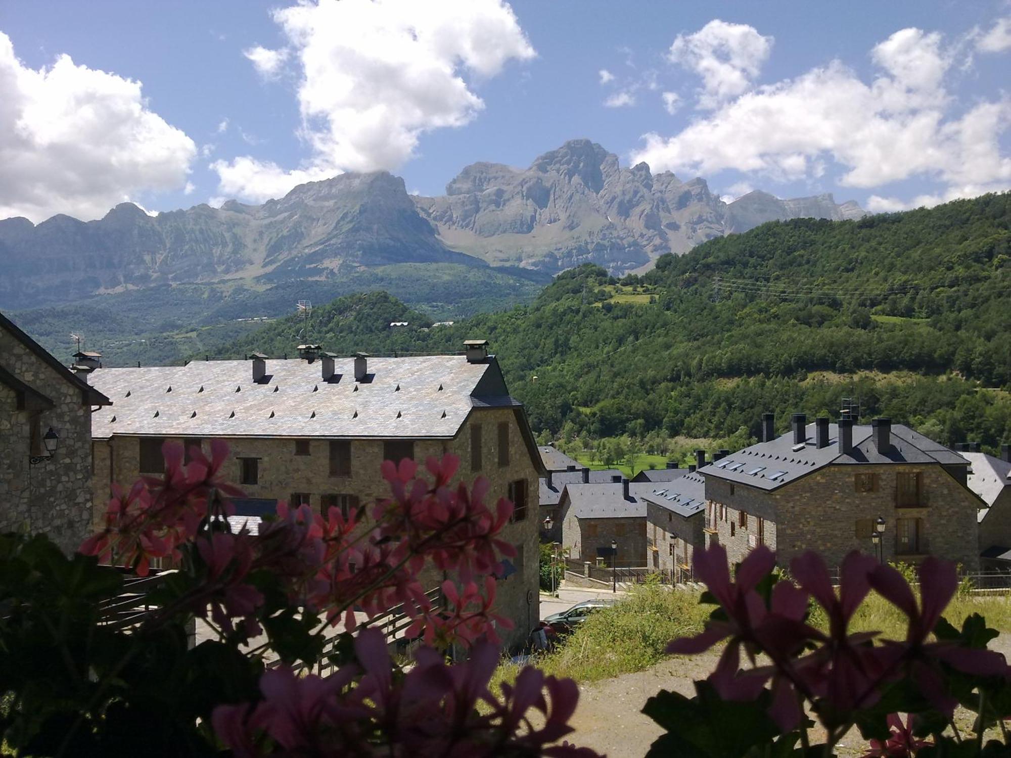 Vistas Espectaculares, Wifi Y Parking Lägenhet El Pueyo de Jaca Exteriör bild